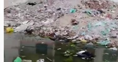 القمامة ومياه الصرف تحاصر مدينة النهضة بمحافظة السويس.. صور