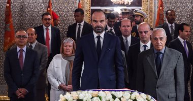 صور.. رئيس وزراء فرنسىا يضع أكاليل الزهور على ضريح الملك محمد الخامس بالمغرب