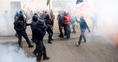 صور..اشتباكات بين الشرطة الفرنسية ومحتجين على قوانين الإصلاحات الاقتصادية