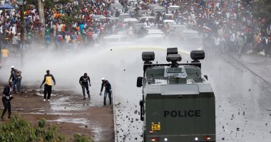 صور.. مقتل شخصين خلال مواجهات عنيفة بين الشرطة الكينية ومؤيدى المعارضة