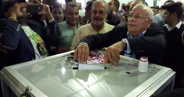 صور.. محافظ بورسعيد يدلى بصوته فى انتخابات النادى المصرى
