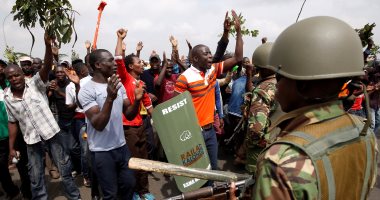 كينيا تعتقل شرطيين بعد واقعة إطلاق نار وتبدأ تحقيقا