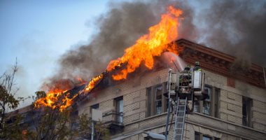 صور..حريق هائل فى مبنى سكنى بنيويورك ورجال الإطفاء تحاول إخماد النيران