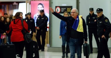 صور.. وصول زعيم المعارضة الفنزويلية إلى مدريد عقب فراره من الإقامة الجبرية