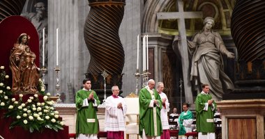 صور.. بابا الفاتيكان يقود احتفال اليوم العالمى الأول للفقراء