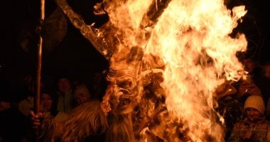 صور.. إشعال النيران فى زى الشيطان خلال مهرجان "كرامبوس"المرعب بسلوفينيا