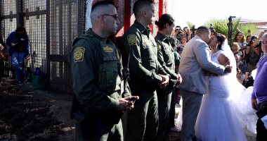 صور.. حفل زفاف على الحدود الأمريكية المكسيكية خلال فتح بوابة بالجدار العازل