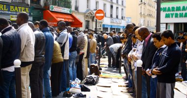 وزير الداخلية الفرنسى: سنمنع المسلمين من الصلاة بالشوارع
