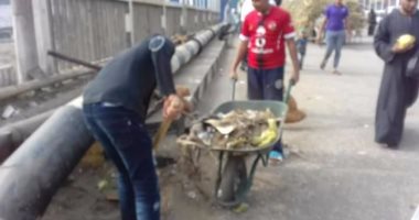 صور.. شباب مركز أبو تشت يشاركون عمال النظافة تنظيف الشوارع