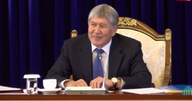 فيديو.. رئيس قرغيزستان يقدم ساعته إهداء لصحفى طلبها منه  