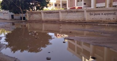 صور.. مياه الصرف تحاصر مدرسة نجيب محفوظ بأسوان