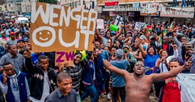 لافتة "ارحل يا فينجر" تظهر فى مظاهرات زيمبابوى ضد موجابى
