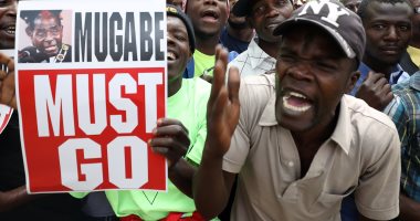 صور.. معارضو رئيس زيمبابوى يرفعون لافتات "ارحل يا موجابى"