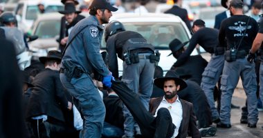 شرطة إسرائيل تسحل و تعتقل 33 يهوديا خلال تظاهرة ضد التجنيد الإلزامى