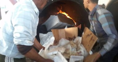 صور.. إعدام لحوم وكبدة منتهية الصلاحية بعد ضبطها بثلاجة مطعم شهير ببورسعيد