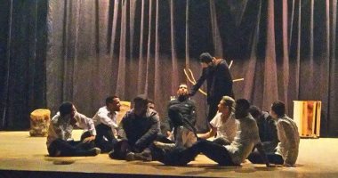 صور.. عرض "ماذا لو" على مسرح قصر ثقافة بورسعيد بمهرجان "آفاق"