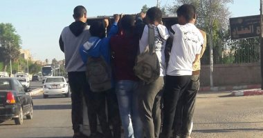 صور.. قارئ يرصد ركوب وتسلق تلاميذ المدارس للسيارات بأسوان