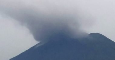 صور.. ثوران بركان فى جزيرة بالى بإندونيسيا وسنغافورة تحذر مواطنيها