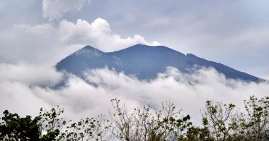 إندونيسيا تعلن إلغاء عشرات الرحلات فى بالى بسبب دخان بركان أجونج