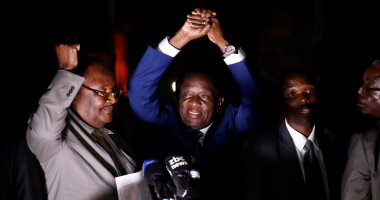 رئيس زيمبابوى الجديد يقيل وزيرين إثر انتقادات
