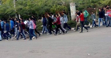 مسيرة صامتة لطلاب كلية إعلام الأزهر بعد وفاة زميلهم فى حادث سير .. فيديو وصور