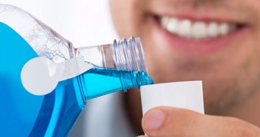 لماذا يجب عليك عدم استخدام غسول الفم بعد تنظيف الأسنان بالفرشاة؟