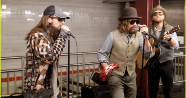 شاهد.. جيمى فالون وآدم ليفين يقدمان أغنية مشتركة فى مترو الأنفاق 