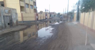 صور.. مياه الصرف الصحى تغرق شوارع قرية الصالحية فى أبو حمص بالبحيرة