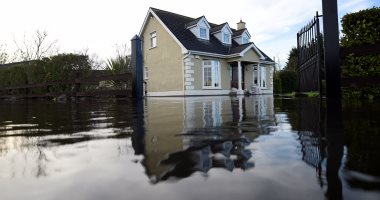 صور.. أمطار غزيرة وفيضانات عارمة تغرق شوارع أيرلندا