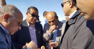 فيديو وصور.. وزير النقل يتفقد طريق أسيوط - سوهاج الصحراوى 
