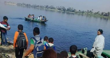 طلاب "الجزيرة لمستجدة" بسوهاج يستقلون مراكب صيد للوصول لمدارسهم