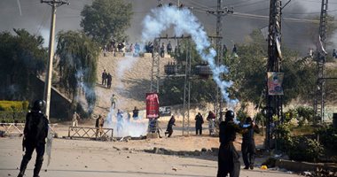 صور.. مقتل شرطى وإصابة 150 شخصا خلال تفريق اعتصام فى باكستان
