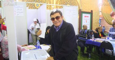 الفنان سمير صبرى يدلى بصوته فى انتخابات الجزيرة (صور)