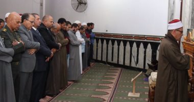 فيديو وصور.. محافظ كفرالشيخ يصلى مع الآلاف صلاة الغائب على أرواح الشهداء