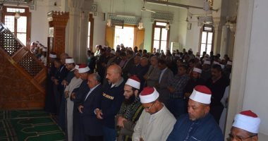 محافظ الوادى الجديد يؤدى صلاة الغائب على شهداء مسجد الروضة