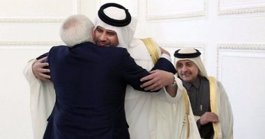 عناق رعاة الإرهاب.. صور.. وزير اقتصاد قطر يعوض خسائره بالتعاون مع إيران