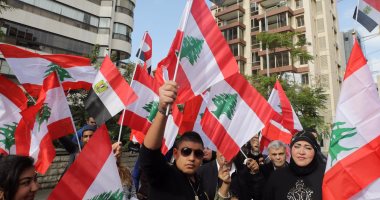 عشرات اللبنانيين ينظمون وقفة أمام سفارة مصر ببيروت تضامنا مع ضحايا الروضة