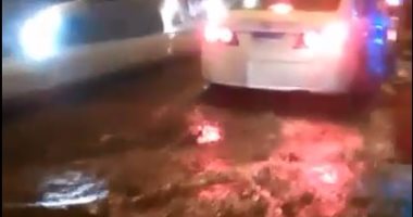 صور.. قارئ يطالب بإصلاح ماسورة مياه مكسورة فى الهرم