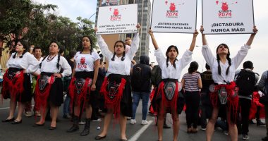 صور..مسيرة نسائية فى بيرو بمناسبة اليوم العالمى للقضاء على العنف ضد المرأة