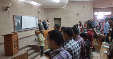 صور .. طلاب جامعة الأزهر بأسيوط يقفون دقيقة حداد على شهداء "مسجد الروضة"