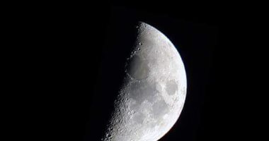 القمر فى التربيع الأول الليلة بعد قطع ربع المسافة بمداره حول الأرض