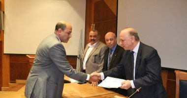 محافظ القاهرة يكرم رئيس حى السلام أول لرفضه رشوة بـ4.5 مليون جنيه