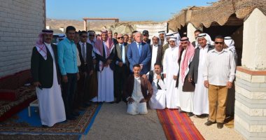 صور.. محافظ جنوب سيناء يجتمع بشباب وأهالى قرية الوادى لحل مشاكلهم 