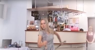 "لو أنت معلم ارقص زيها".. شاهد فتاة روسية ترقص بالسيف بمهارة فائقة