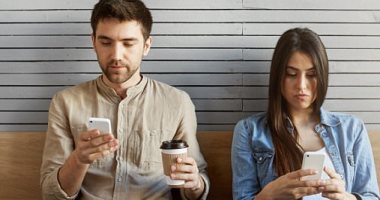 دراسة: 7% من المستخدمين يتحققون من هواتفهم أثناء ممارسة الجنس