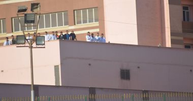 أسطح مستشفى طنطا يتحول لمدرج للأطباء لمؤازرة طنطا أمام المقاولون العرب "صور"