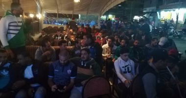 جماهير المصرى تحتشد على المقاهى لمشاهدة مباراة الأهلى "صور"