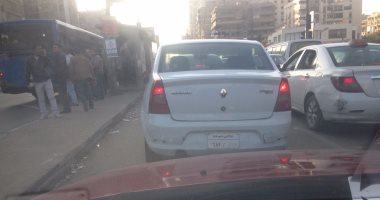 سيارة بلوحات معدنية مطموسة فى شارع مصطفى النحاس بمدينة نصر