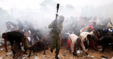 صور.. الشرطة الكينية تطلق الغاز المسيل لتفريق متظاهرين ضد تنصيب الرئيس