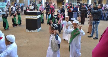 صور .. مدير التعليم بالوادى الجديد يشهد احتفالية لتلاميذ مدرسة بالمولد النبوى